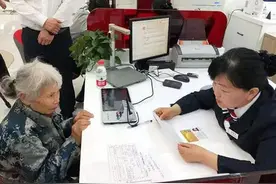 东北85岁贫苦老妇一次捐出3百万，银行吓得报警，才知老人是英雄图片