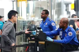 中国公民出境时被美海关长时间盘问并搜查手机等设备，中国驻美使馆立即回应并发布警示通知图片