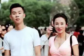 50岁辣妈因长的太美导致儿子找不到女朋友，站一起就是情侣图片