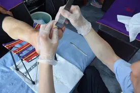 还在为摆摊卖什么发愁？90后小伙干修脚，难道它不香吗？图片