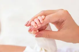 没事多摸摸孩子身上三个部位，让娃脑发育更健康，另有两处别乱摸图片
