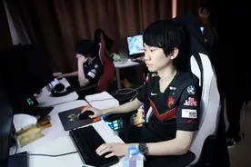 想打职业有多难？Doinb：韩服王者1000分没人要，国服800别想了图片