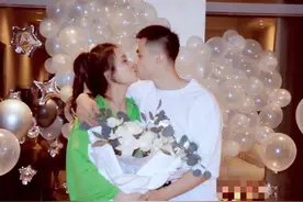 可喜可贺，男篮当家后卫求婚上戏校花成功，女友肤白貌美大长腿图片