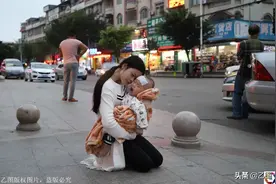 20岁妈妈为救子长跪街头，母亲节看着这些照片，你是否该做点啥图片