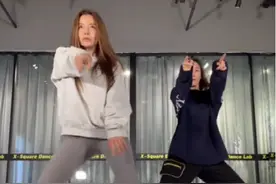 朱迅素颜练舞动作大，穿着体型裤扭胯更显身材，一点都显老图片