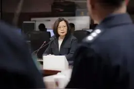 台少校在蔡英文办公室前下跪，台军内部一片哗然：枪毙才双膝跪地图片