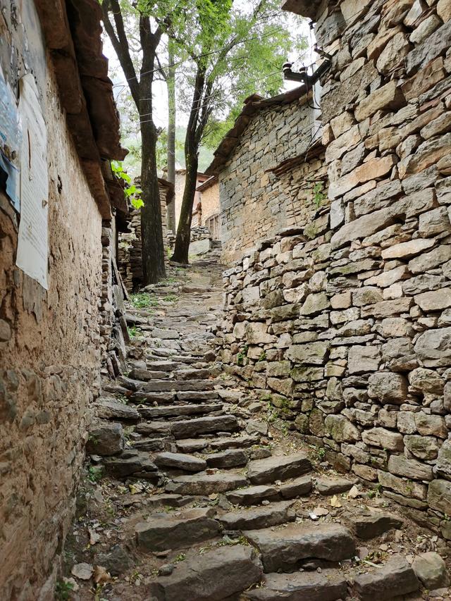 自驾免费好去处,距离郑州3小时,太行天路上的石头村