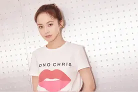 张佳宁可真会穿，红色短裙＋运动鞋，30岁还跟少女似得！图片