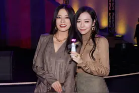 张靓颖穿高腰上衣拍美照，与赵薇合影气场强，网友：看到小腹肌了图片
