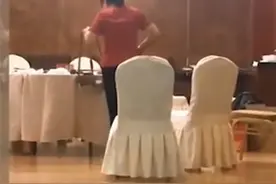 拿扫把清理餐桌？酒店回应：是餐桌专用扫帚图片