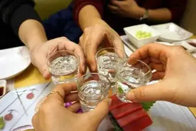 经常喝酒的人，身体出现5个表现，可能是肝生病了，尽早戒酒吧图片