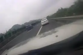 妻子头回上高速被嫌技术差，丈夫弃车暴走！女网友纷纷声援：开车时想把男人踢下车图片