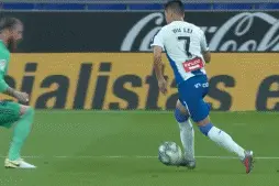 争议一幕！武磊30.8km/h冲刺反击遭遇拉莫斯拦截，犯规还是假摔？图片