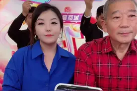 67岁生宝宝：爸爸再次直播，被人质疑用孩子赚钱，应该多陪孩子图片