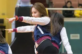 CBA最美啦啦队队长，曾和偶像赛场合影留念，大长腿吸球迷目光图片