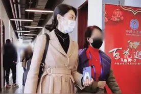 前央视主持人周涛素颜好美！52岁穿紧身裤秀大长腿，皮肤胜少女图片