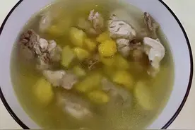 板栗鸡汤：香浓好喝，冬季养生滋补佳品，多喝点，还能增强免疫力图片