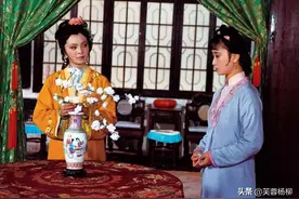87《红楼梦》拍亲热戏怕碰到女演员，他急中生智，拍完大骂摄像师图片
