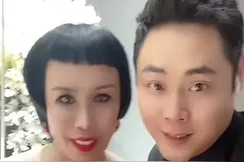 迟到18年的婚礼，55岁新娘嫁给37岁新郎，得到祝福不容易图片