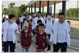 40名盲童走进植物园触摸自然 用心看世界图片