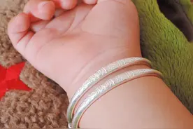 奶奶送孙女祖传银手镯，手镯一天比一天亮，医生怒斥：赶紧摘掉图片