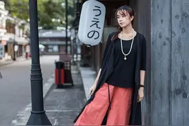 初夏流行一种女裤，叫棉麻裤，比连衣裙清爽舒服，显瘦更洋气图片