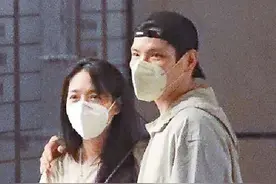 郭碧婷力破感情谣言！穿连衣裙素颜挺大肚跟向佐逛街，皮肤好憔悴图片