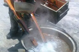 为何士兵要把枪放进大锅里煮？看看锅里漂浮的这些东西，就明白了图片