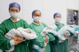 最累姥姥出现了，三个女儿各个三胞胎，家里比幼儿园还热闹图片