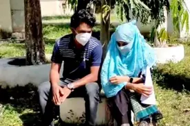 印度女子嫁给“贱民”，被父亲骗回家，半裸下河，剪头发烧衣服图片