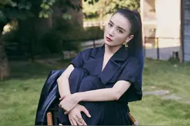 宋佳光脚站竹筏上！穿连体裤单手插兜，飒爽不输《白色月光》张一图片