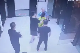 投诉民警被传唤女子：当众被铐上警车很屈辱，警方想上门跟我沟通来道歉，失去工作担心以后生活受影响图片