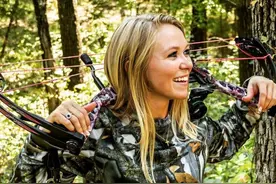 26岁女猎人发布狩猎照片收到死亡威胁 3岁开始打猎 猎物种类繁多图片