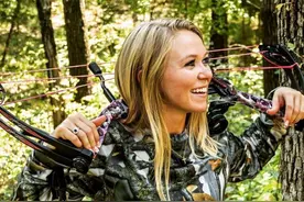 26岁女猎人发布狩猎照片收到死亡威胁 3岁开始打猎 猎物种类繁多图片