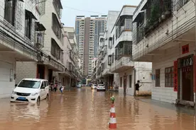 暴雨来袭！驾车行经积水路段要注意什么？图片
