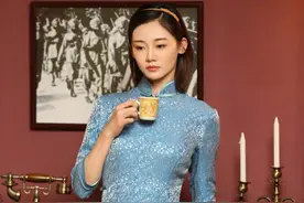 苗苗一袭天青旗袍文雅大气，举手投足皆是风情，曲线比例让人羡慕图片