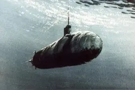 潜艇很忙，拥挤的水下交通图片