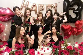 时代的眼泪：少女时代13周年大合体！全员黑裙配红玫瑰性感超养眼图片
