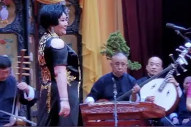 王惠罕见登台演出，造型惊艳气场全开，郭德纲亲自为老婆报幕图片