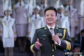 他是著名的“战士歌手”，童年受尽苦难，15岁入伍，从军48年，走遍祖国边防哨卡，如今已陪伴妻子抗癌32年图片