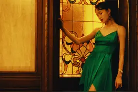 钟楚曦不愧是风情万种的化身，穿一身吊带开叉绿裙，变身摩登女郎图片