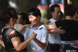 55岁阿姨哭述：跟三个男人跳交谊舞后，我才知交谊舞跳不得，怕了图片