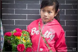 流浪的脚步走遍天涯：那些漂泊在异乡的卖花卖唱小女孩图片