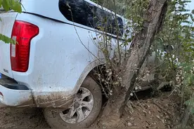 泥泞道路驾车操作不当引发交通事故图片