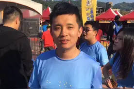 他眼睛看不见，但高分通过司法考试，当上律师还读博士，专为残障群体提供法律咨询图片
