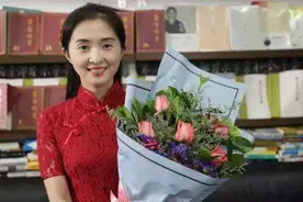 美女名师被撤职，取消各种奖励，网友却说可惜了，是为何图片