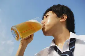 夏季，喝点啤酒，有3大好处，但有4类人不宜喝，谨记“4忌”图片