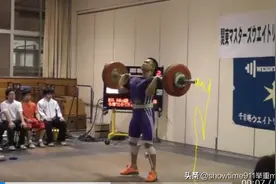 举重竞技规则探讨：反复屈膝图片