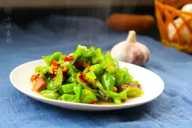 炒腊肉前，有人上锅蒸有人冷水泡，方法错了，难怪腊肉又硬又咸图片