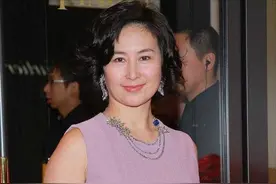 何超琼到底是大户人家，穿淡紫色连衣裙高贵优雅，这气质绝了图片